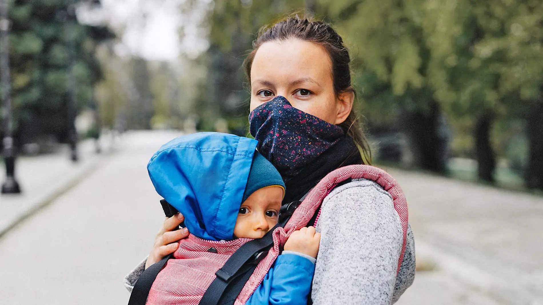 mujer y su bebe con cubrebocas